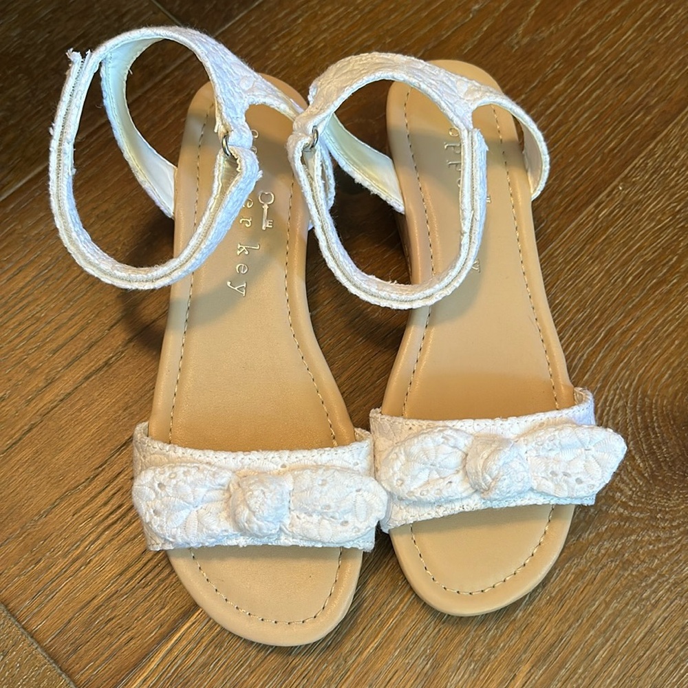 NWOT girls sandal size 4